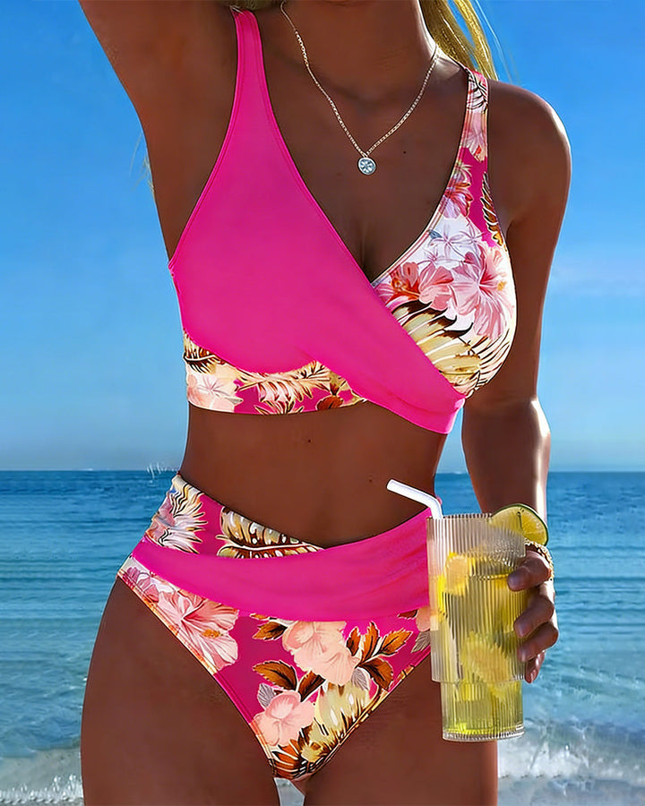 Bikini met contrasterend bloemenmotief en split