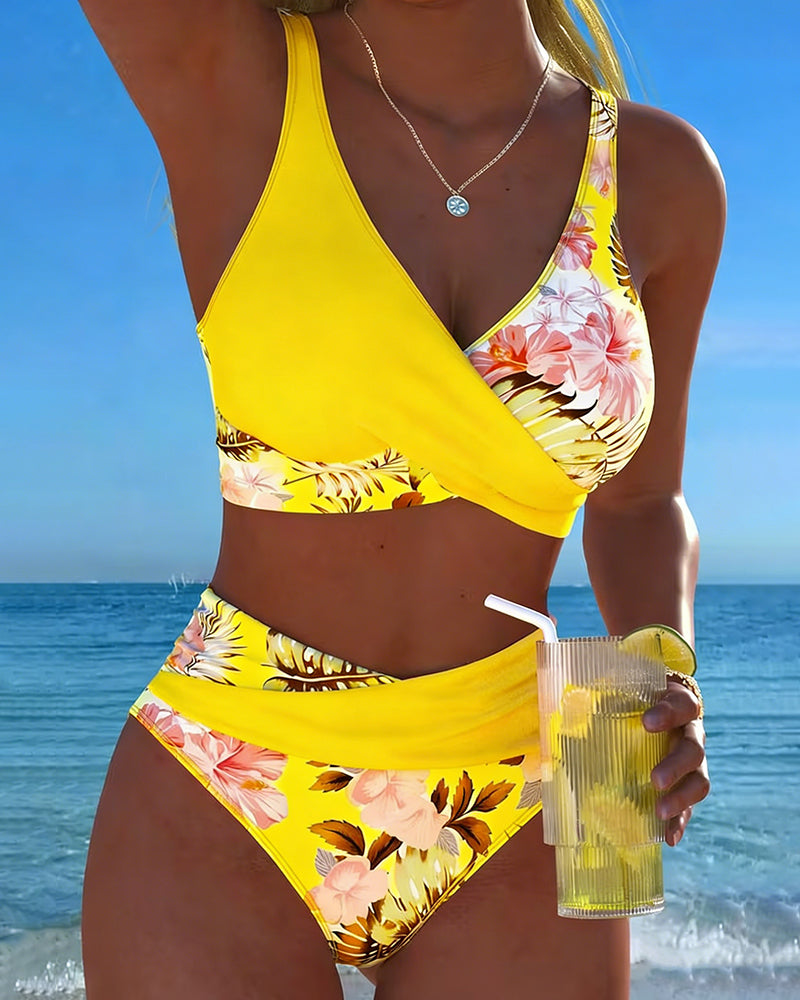 Bikini met contrasterend bloemenmotief en split