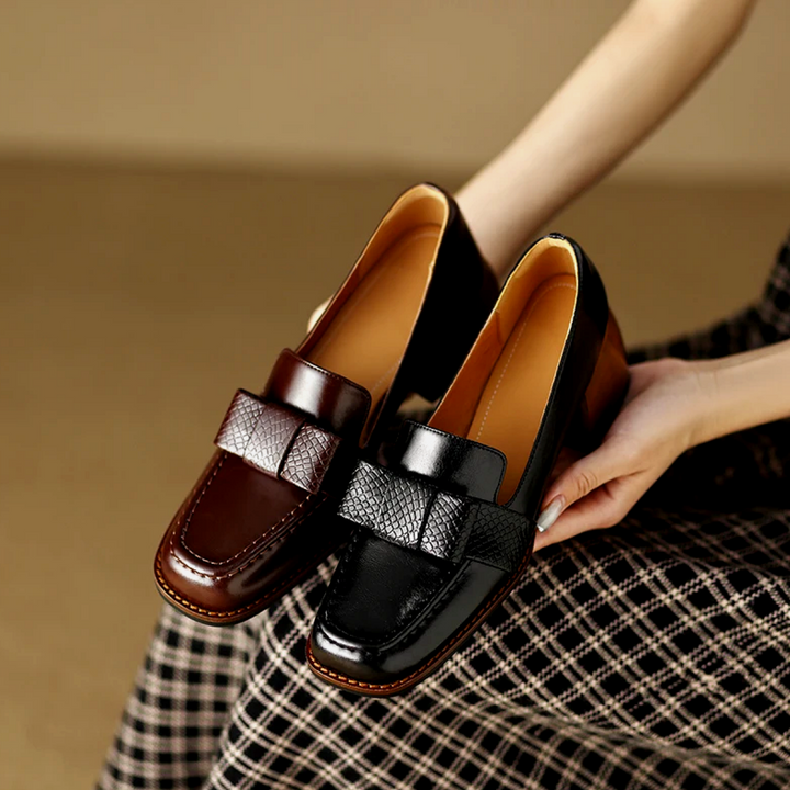 Contessa loafers met knoopdetail