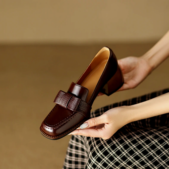 Contessa loafers met knoopdetail